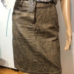 Short adjusted skirt